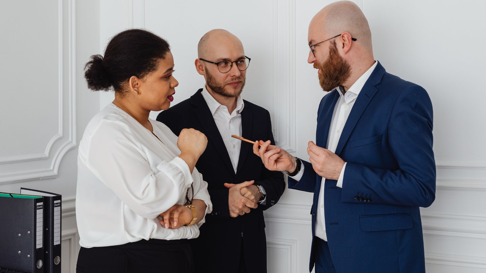 Tablet mit dem Wort Web design und Pinseln und Farbe drumherum